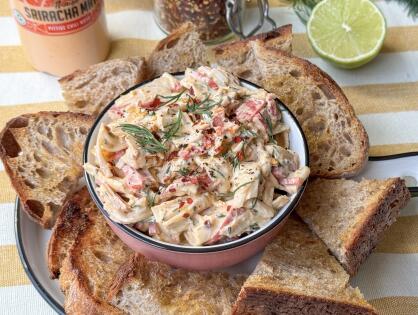 Pittige krabsalade met sriracha mayonaise