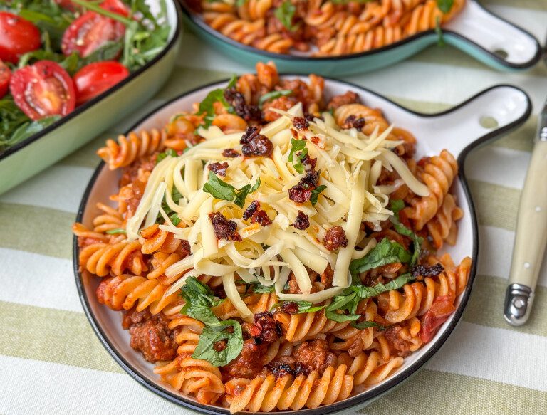 Pasta met crispy chili olie Pittige pasta met chili olie en tomatensaus, makkelijk recept voor het hele gezin