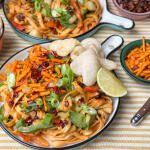 Vegetarische noedels met pindasaus en paksoi, makkelijk recept voor snelle avondmaaltijd.