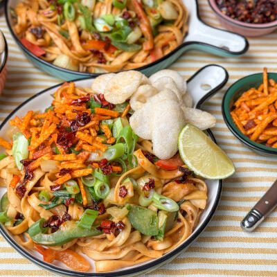 Vegetarische noedels met pindasaus en paksoi Vegetarische noedels met pindasaus en paksoi, makkelijk recept voor snelle avondmaaltijd.