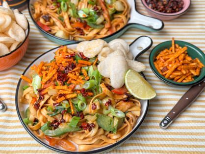Vegetarische noedels met pindasaus en paksoi