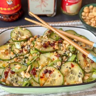 Aziatische komkommersalade: snel en bomvol smaak Aziatische komkommersalade met pinda’s, crispy chili olie en bosui – makkelijk recept van Familie over de Kook