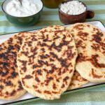 Zelfgemaakt flatbread zonder gist gebakken in de pan, snel en makkelijk recept met Griekse yoghurt