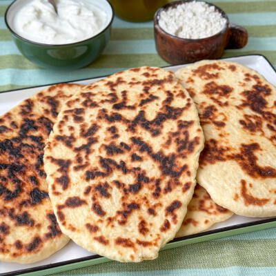 Flatbread maken zonder gist – snel, makkelijk en zó lekker Zelfgemaakt flatbread zonder gist gebakken in de pan, snel en makkelijk recept met Griekse yoghurt