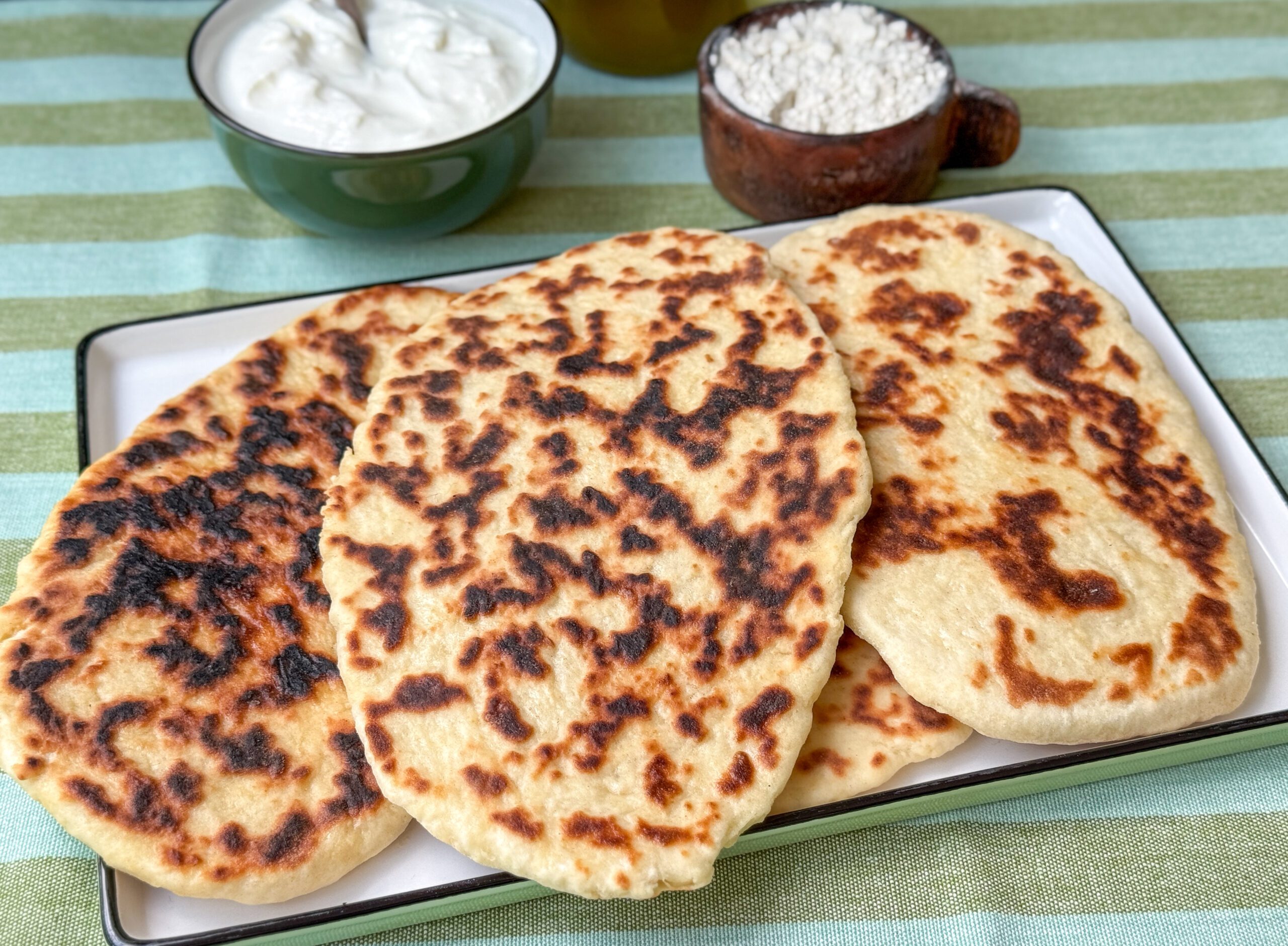 Zelfgemaakt flatbread zonder gist gebakken in de pan, snel en makkelijk recept met Griekse yoghurt