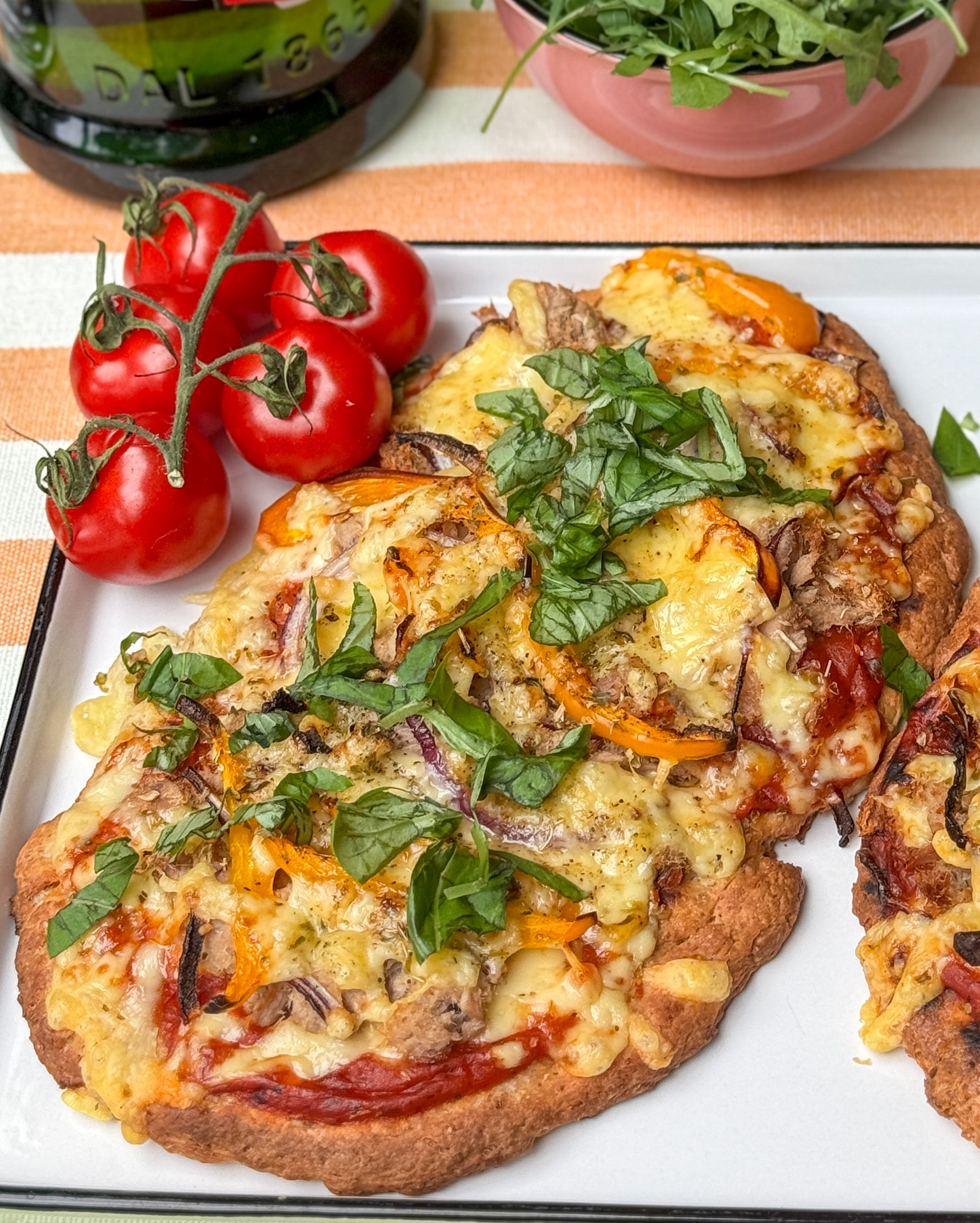 Makkelijke maaltijd inspiratie: flatbread pizza met tonijn en verse basilicum