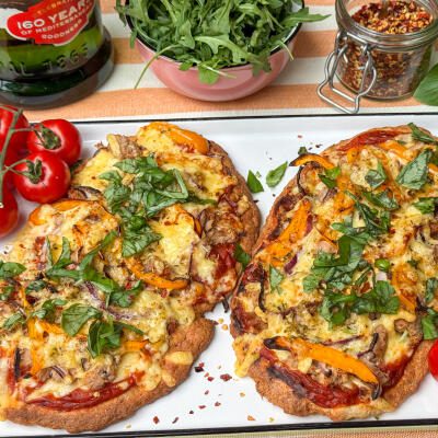 Flatbread pizza met tonijn – makkelijk en super lekker Flatbread pizza met tonijn, rode ui en gesmolten kaas op zelfgemaakt flatbread – knapperig en vol smaak, klaar in 30 minuten.