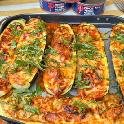 Gevulde courgette met tonijn: makkelijk, gezond en snel recept Gevulde courgette met tonijn, kaas en basilicum uit de oven – recept Familie over de Kook