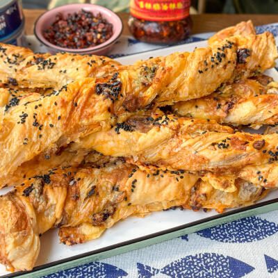 Kaasstengels met tonijn en crispy chili olie – knapperig & pittig Pittige kaasstengels met tonijn en crispy chili olie, vers uit de oven
