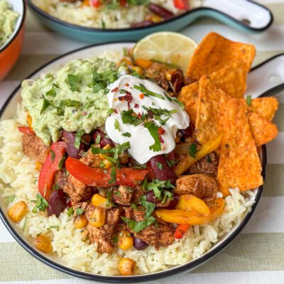 Kip fajita met rijst en groenten – makkelijk Tex Mex recept Kip fajita met rijst en groenten – kruidige Tex Mex maaltijd met paprika en toppings
