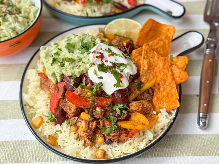 Kip fajita met rijst en groenten – makkelijk Tex Mex recept Kip fajita met rijst en groenten – kruidige Tex Mex maaltijd met paprika en toppings