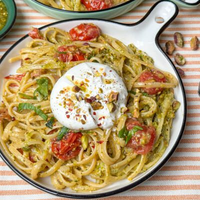 Makkelijke pasta met pistache pesto, burrata en tomaatjes Makkelijke pasta met pistache pesto, burrata, pancetta en geroosterde tomaatjes