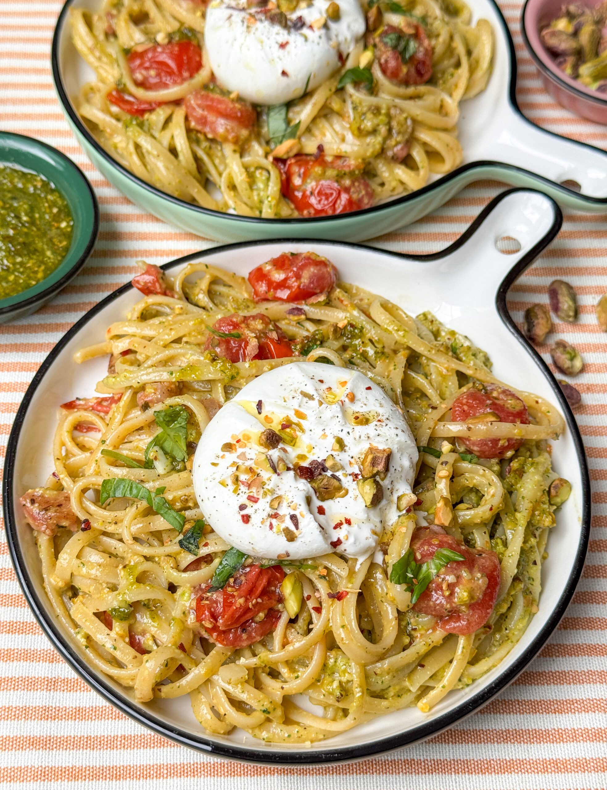 Makkelijke pasta met pistache pesto, burrata, pancetta en geroosterde tomaatjes – recept Familie over de Kook
