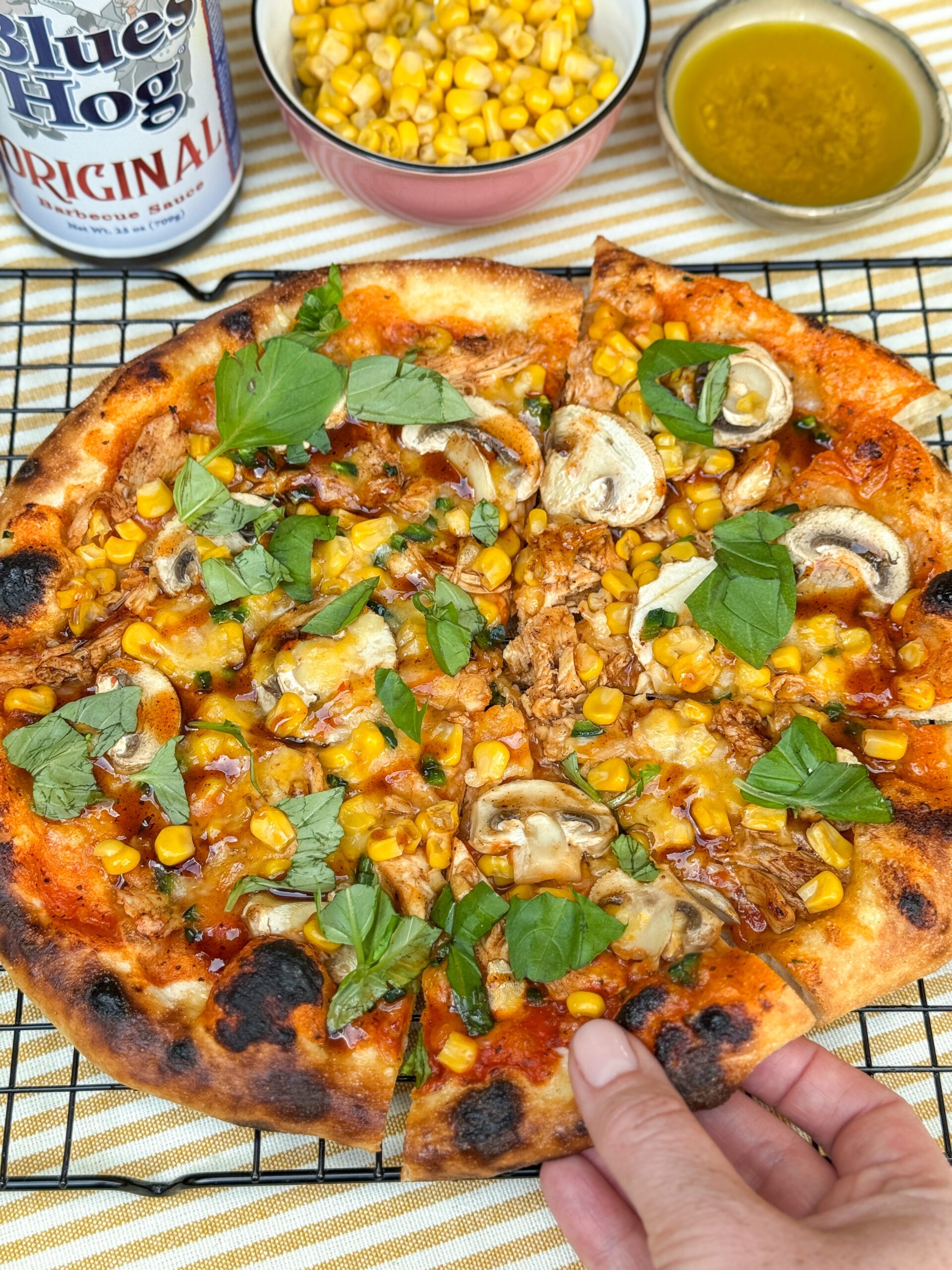 close-up van pizzapunt met kip en bbq saus – gesmolten kaas en krokante korst