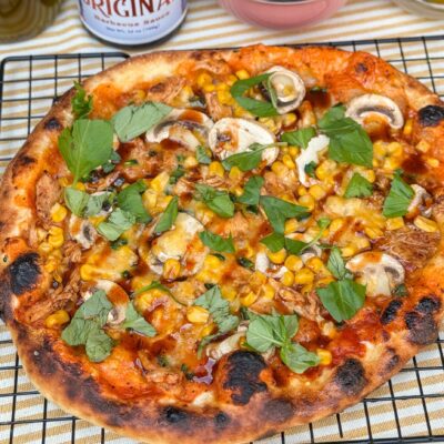 Pizza BBQ kip: het ultieme vrijdagavond comfortfood pizza met kip, BBQ saus, rode ui, mais en gesmolten kaas