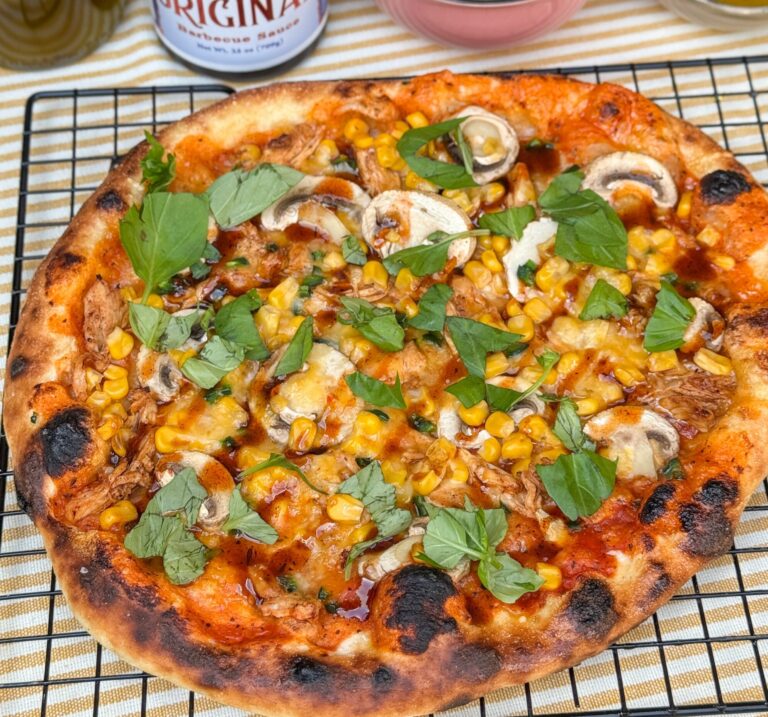 Pizza BBQ kip: het ultieme vrijdagavond comfortfood pizza met kip, BBQ saus, rode ui, mais en gesmolten kaas