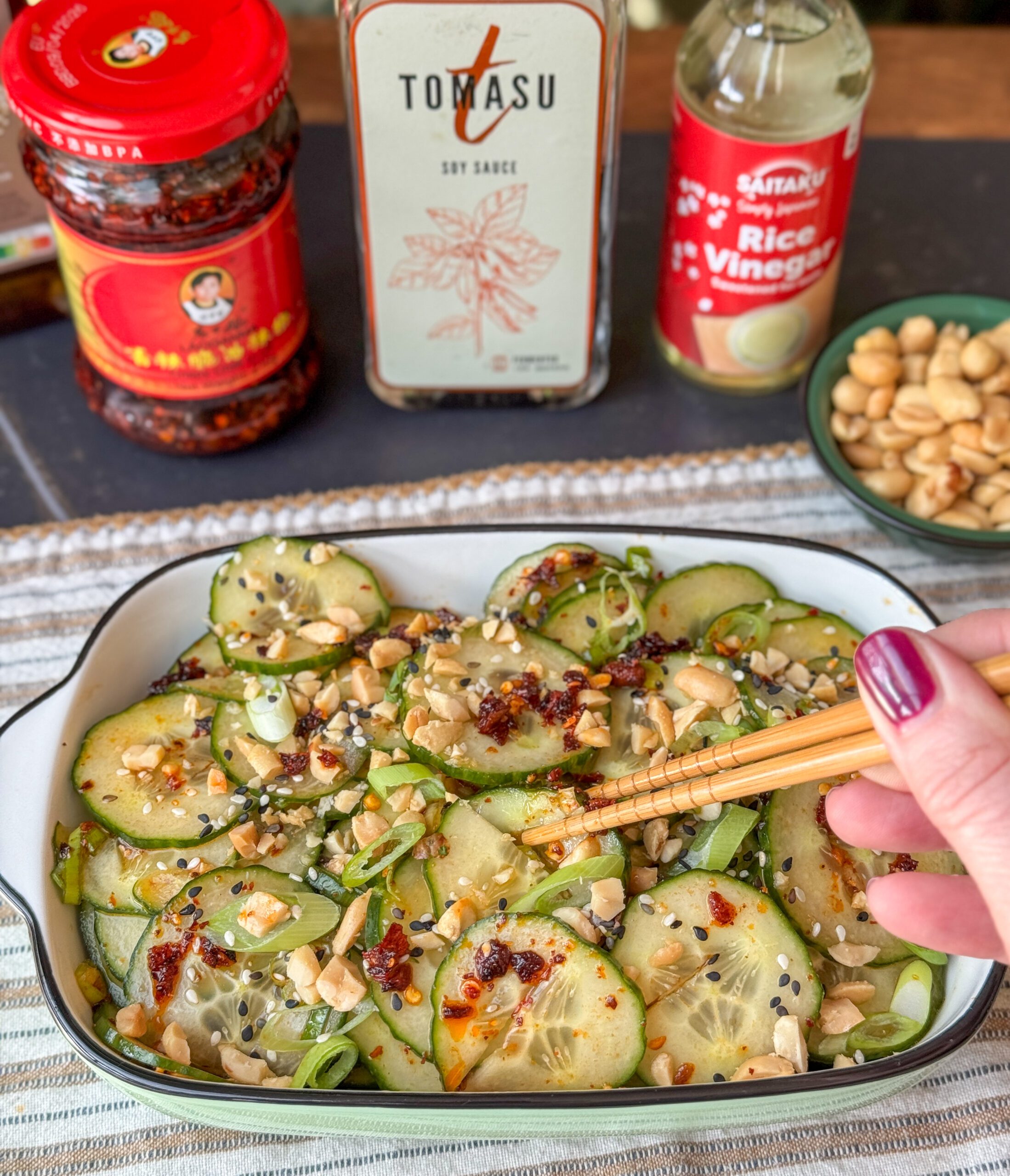 Snelle en simpele Aziatische komkommersalade met pinda’s en crispy chili olie