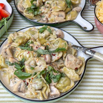 Pasta Boursin met tortellini – snel, makkelijk en romig recept Romige pasta Boursin met tortellini en champignons – makkelijk recept voor het gezin