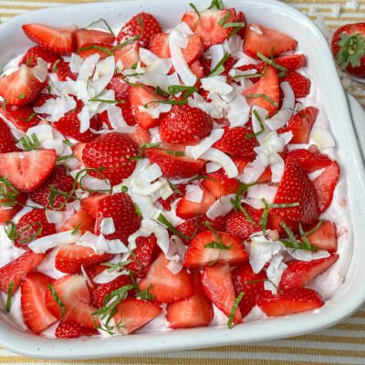 Aardbeien tiramisu recept Aardbeien tiramisu in een schaal met verse aardbeien bovenop – romig dessert zonder rauw ei