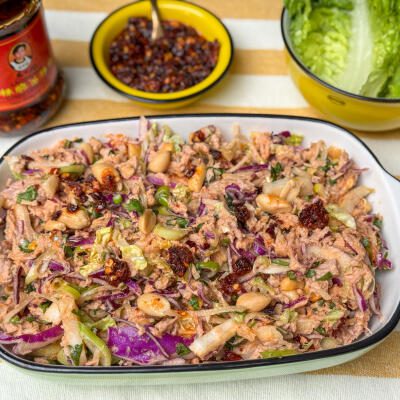 Tonijnsalade recept met crispy chili olie (Aziatische stijl) Tonijnsalade recept met crispy chili olie – frisse zomerse salade met tonijn uit blik