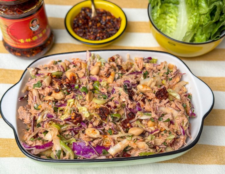 Tonijnsalade recept met crispy chili olie (Aziatische stijl) Tonijnsalade recept met crispy chili olie – frisse zomerse salade met tonijn uit blik
