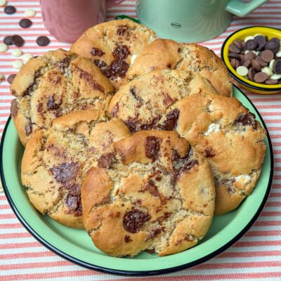 chocolate chip cookies maken recept - chewy koekjes met melk, pure en witte chocolade, versgebakken en goudbruin uit de oven