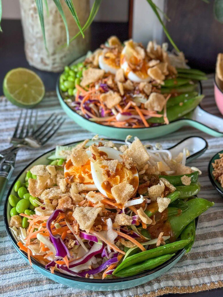 Gado gado met gekookte groenten, pindasaus, ei en kroepoek