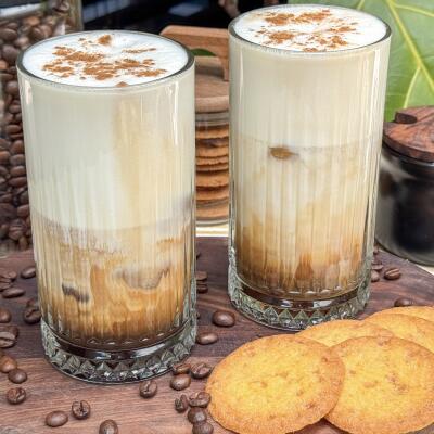 Ijskoffie recept: klaar in 5 minuten Zelf ijskoffie maken met karamelsiroop – zomers koffierecept