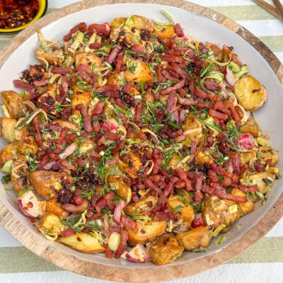 Krokante aardappelsalade met crispy chili olie Krokante aardappelsalade met crispy chili olie, gemaakt met Opperdoezer Ronde
