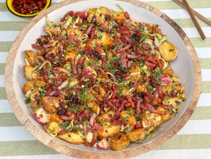 Krokante aardappelsalade met crispy chili olie