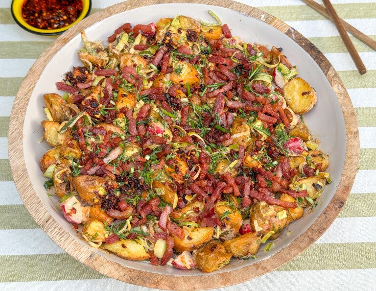 Krokante aardappelsalade met crispy chili olie Krokante aardappelsalade met crispy chili olie, gemaakt met Opperdoezer Ronde