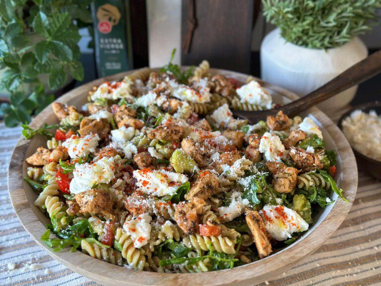 Weekmenu 26: 7 makkelijke recepten voor elke dag Pastasalade met kip en pesto – een fris en makkelijk gerecht uit weekmenu 26 van Familie over de Kook.