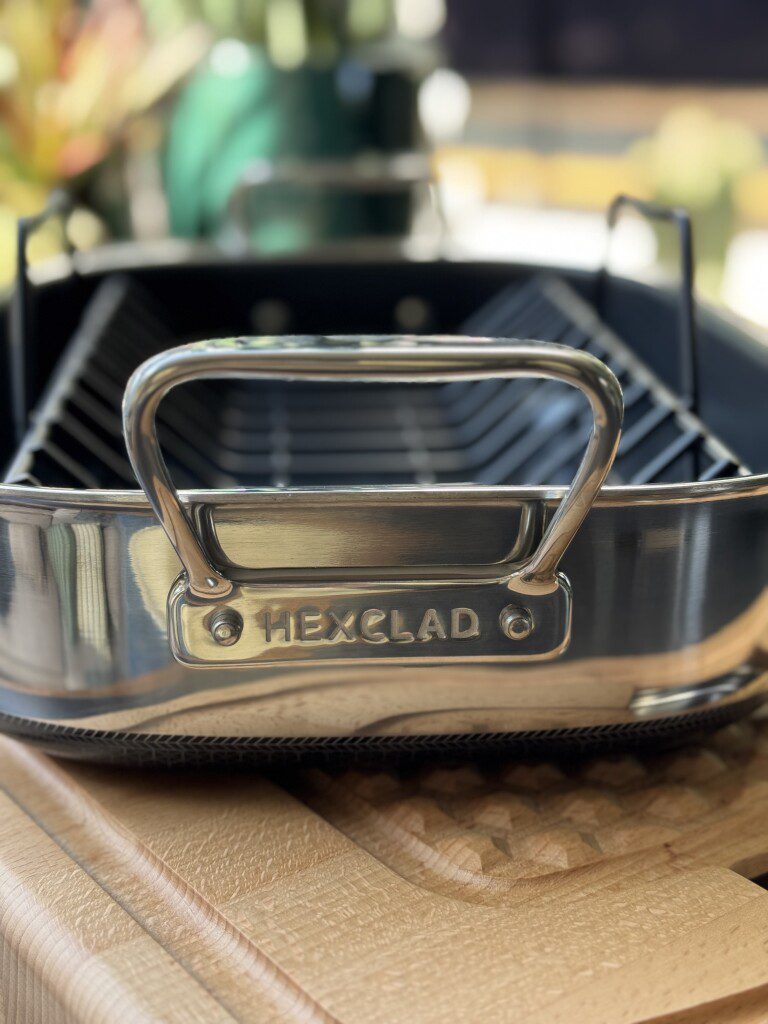 Close up van de HexClad roastingpan met rekje