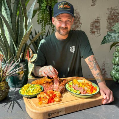 Surf & Turf van de barbecue met tomahawk en garnalen Jan Willem serveert surf & turf van de BBQ met tomahawk en garnalen