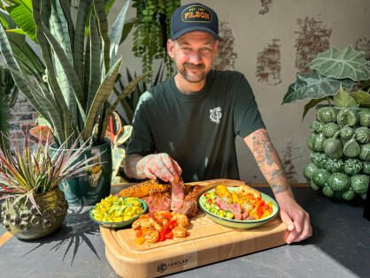 Surf & Turf van de barbecue met tomahawk en garnalen