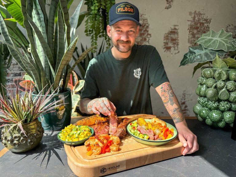 Surf & Turf van de barbecue met tomahawk en garnalen Jan Willem serveert surf & turf van de BBQ met tomahawk en garnalen