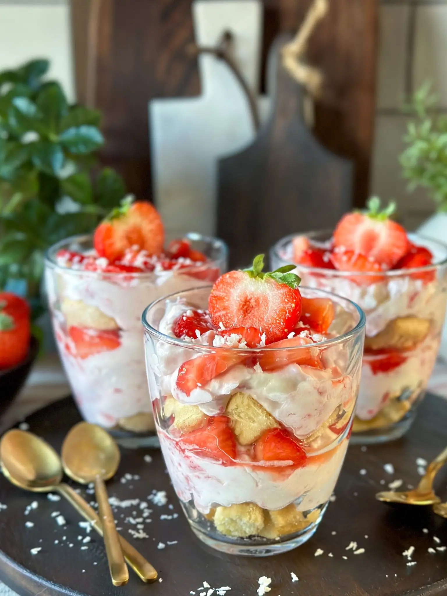 Romige aardbeien tiramisu met verse aardbeien bovenop – makkelijk dessert in een schaal