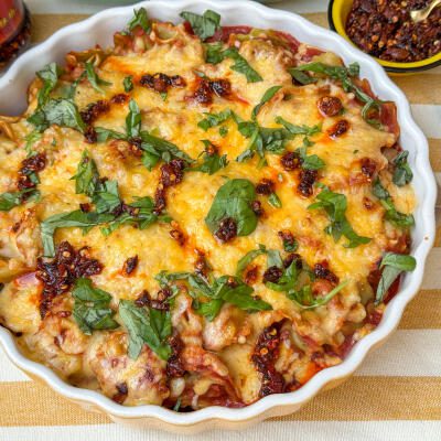 Tortellini ovenschotel met crispy chili olie – snel klaar Tortellini ovenschotel met tomatensaus, kaas en crispy chili olie uit de oven