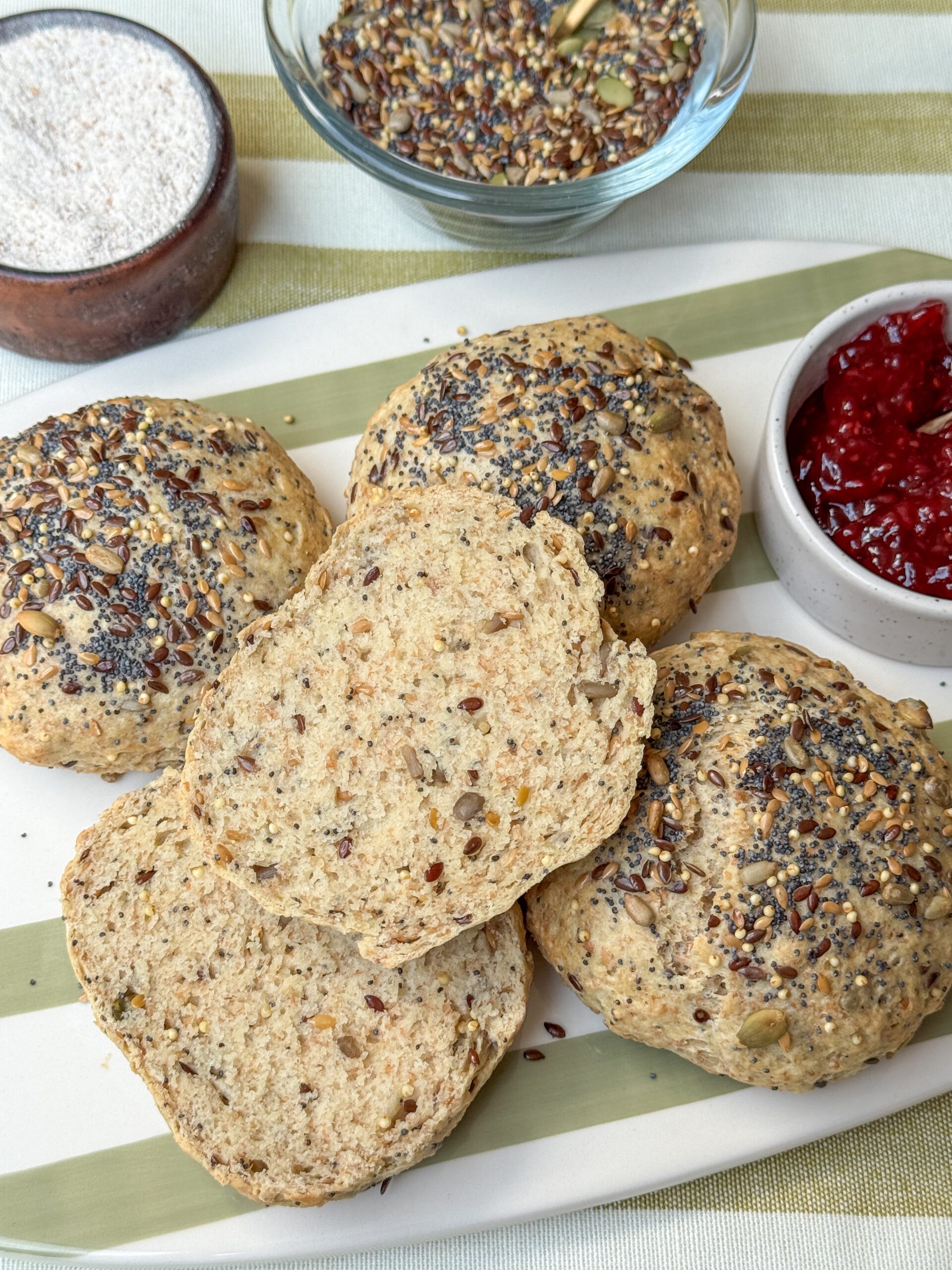 Volkoren kwarkbroodjes met zaden en pitten