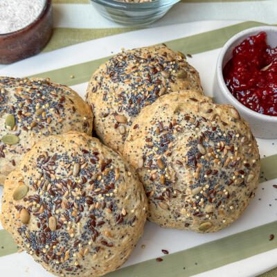 Volkoren kwarkbroodjes met zaden en pitten Volkoren kwarkbroodjes met zaden en pitten makkelijk recept