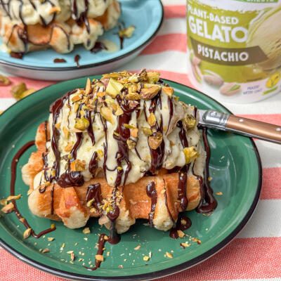 Warme wafel met pistache ijs, chocolade en nootjes Warme wafel met pistache ijs, gesmolten chocolade en nootjes – zomers toetje recept