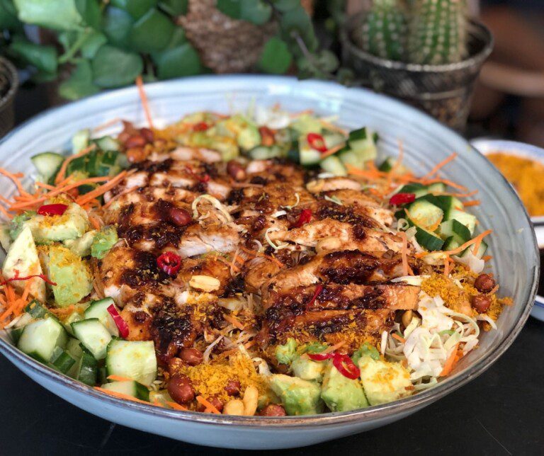 10x zomerse salade recepten voor warme dagen Thaise noedelsalade - zomerse salade met pittige kip en groenten in schaal
