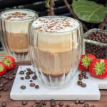 aardbeien ijskoffie recept met espresso, kokosmelk en aardbeien dessertsaus