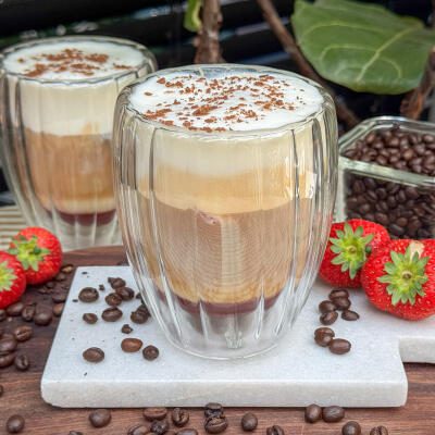 5 ijskoffie recepten voor elke dag aardbeien ijskoffie recept met espresso, kokosmelk en aardbeien dessertsaus