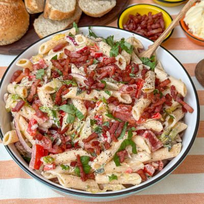 BLT pastasalade met spek, tomaat en sla blt pastasalade recept met spek, tomaat en romige dressing – zomerse pastasalade zelfgemaakt in schaal geserveerd