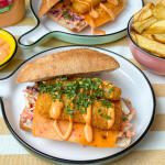 broodje vissticks met bang bang saus recept – krokant wit broodje met cheddar, vissticks en frisse salade