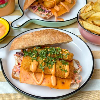 Broodje vissticks met bang bang saus broodje vissticks met bang bang saus recept – krokant wit broodje met cheddar, vissticks en frisse salade