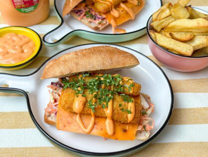 Broodje vissticks met bang bang saus