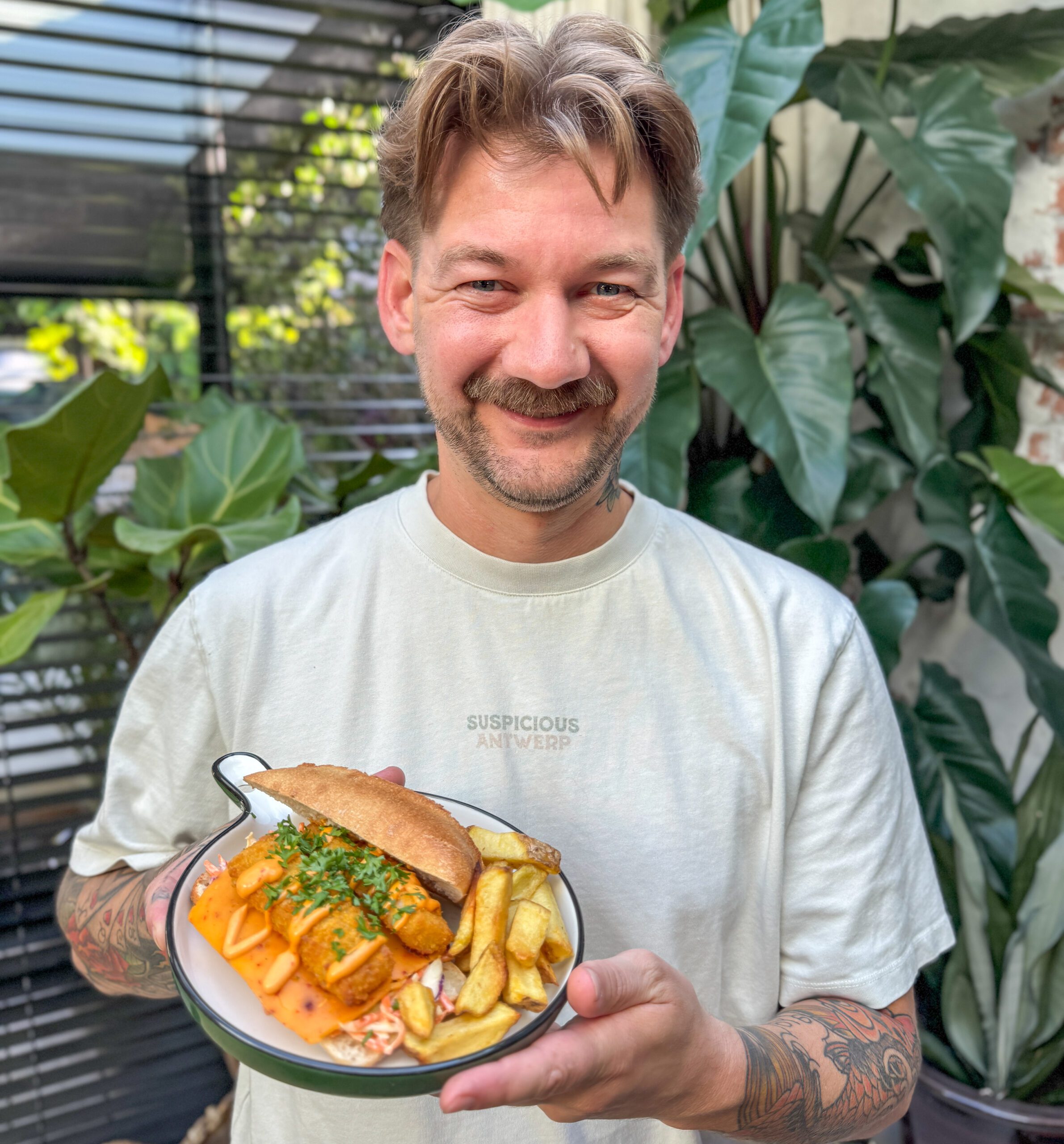 broodje vissticks recept met bang bang saus - met frisse salade, gesmolten cheddar en een glimlach van jan willem