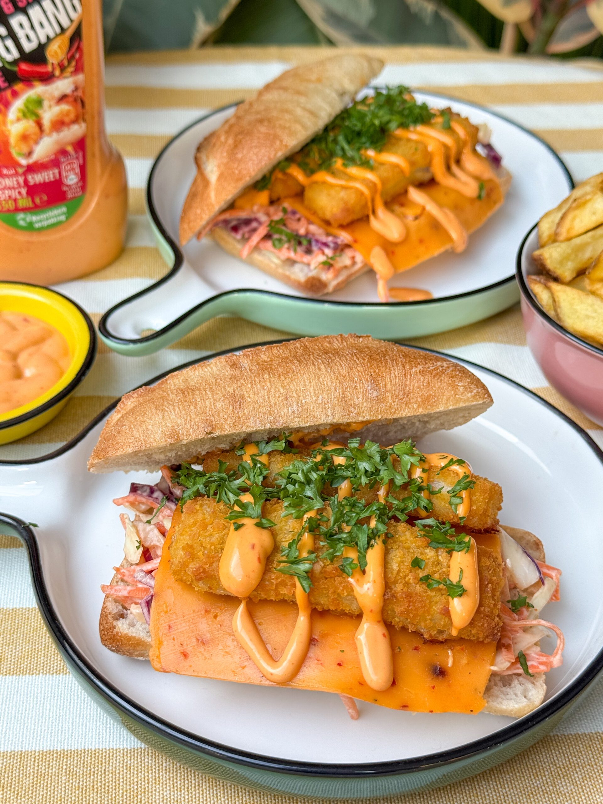 broodje vissticks met bang bang saus recept - makkelijke lunch of snelle maaltijd geserveerd met friet, zelfgemaakt recept